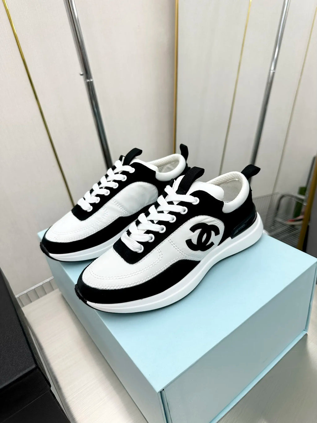 Women Sneakers M211931
