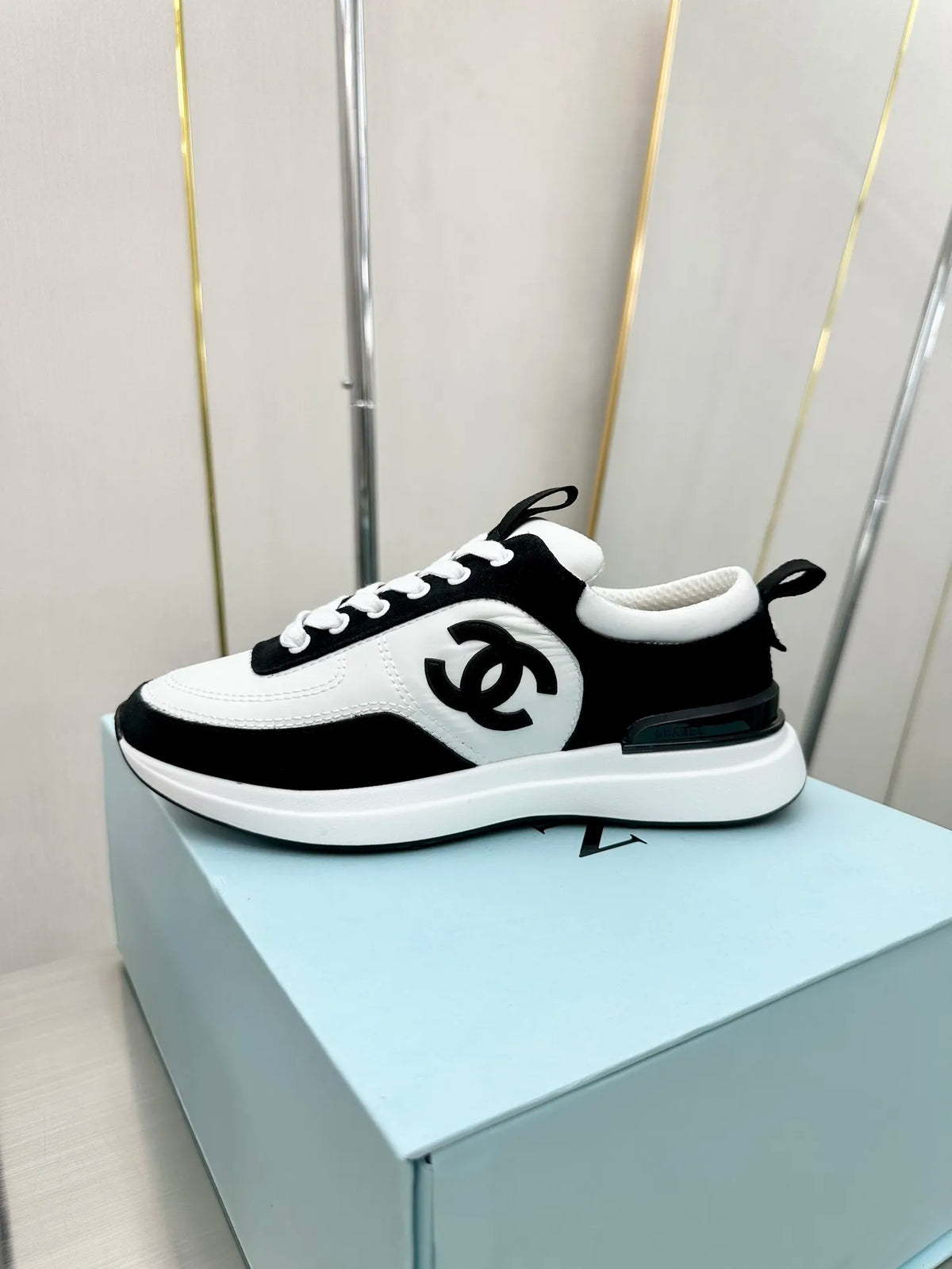 Women Sneakers M211931